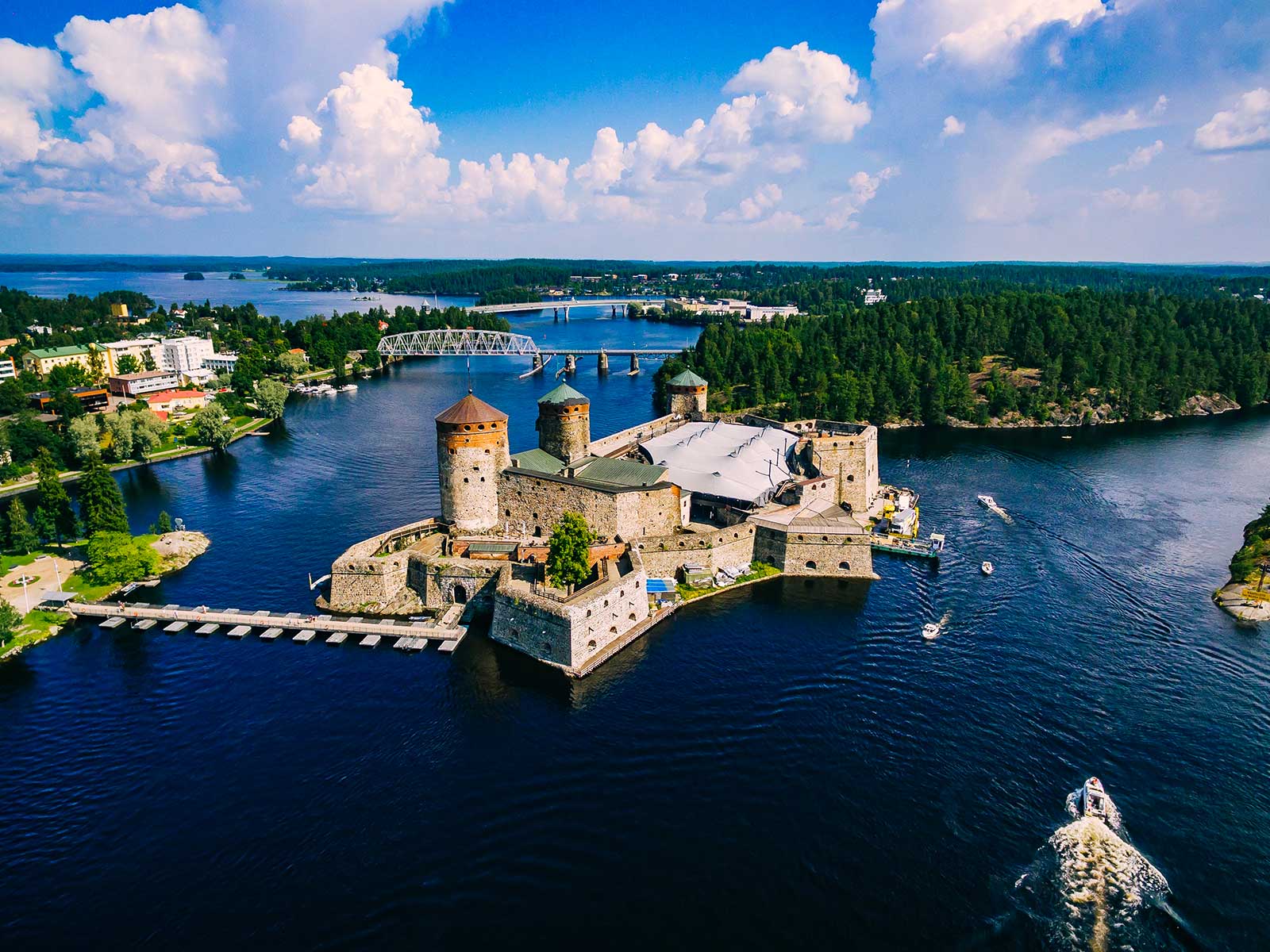 Olavinlinna on Saimaa Lake