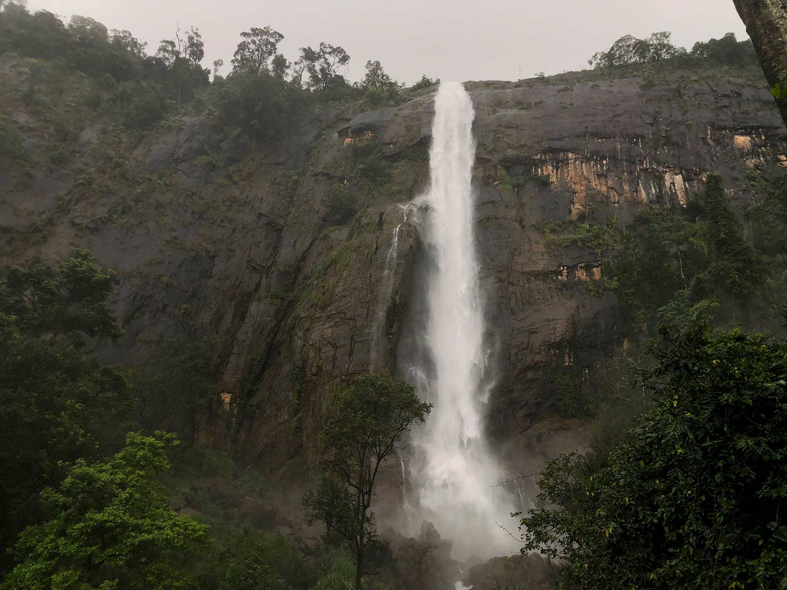 Diyaluma Falls